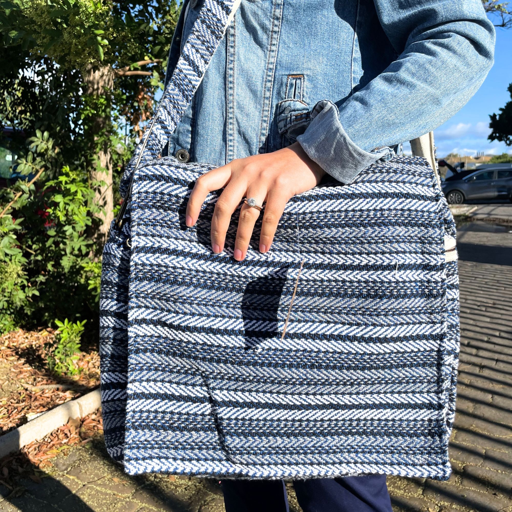 bG9jYWw6Ly9tZWRpYS85Ui9FQy82MFIzMEMxRzZXVDNFQzlSLzhiM2JkNzM2LmpwZWc Soft Banjar Laptop Bag - Blue Strips - Image 1