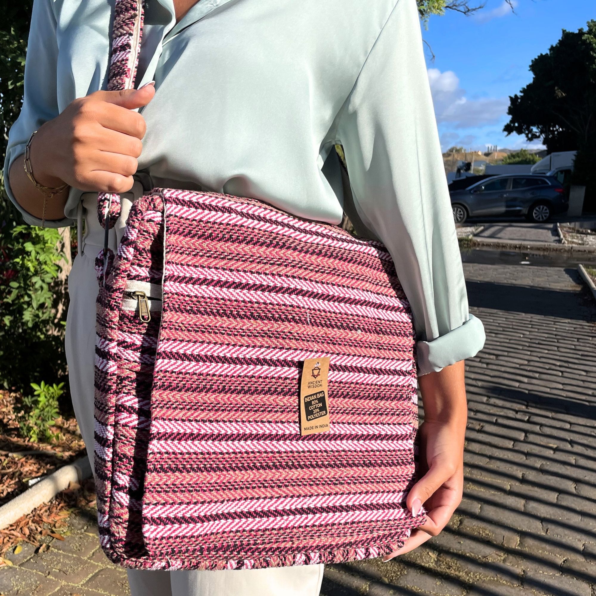 bG9jYWw6Ly9tZWRpYS8xTi9FQy82MFIzMEMxRzZXVDNFQzFOL2QzYTVjOGM0LmpwZWc Soft Banjar Laptop Bag - Soft Pink - Image 1