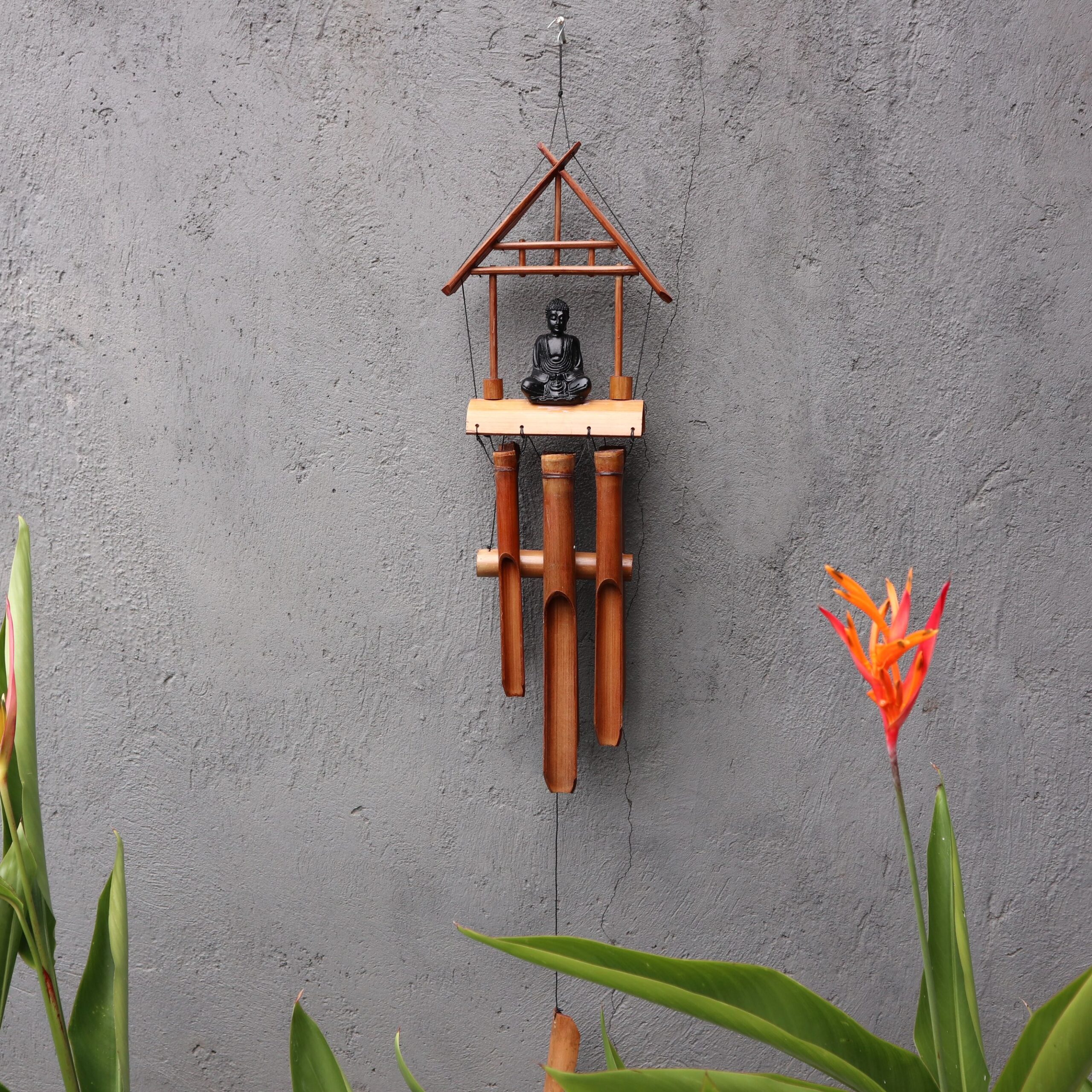 bG9jYWw6Ly9tZWRpYS9ISC9KQy82MFIzMEMxRzZSUjNKQ0hIL2FiNWY4M2Q2LmpwZWc Bamboo Windchime - Natural finish -Black Buddha 6 Tubes - Image 1