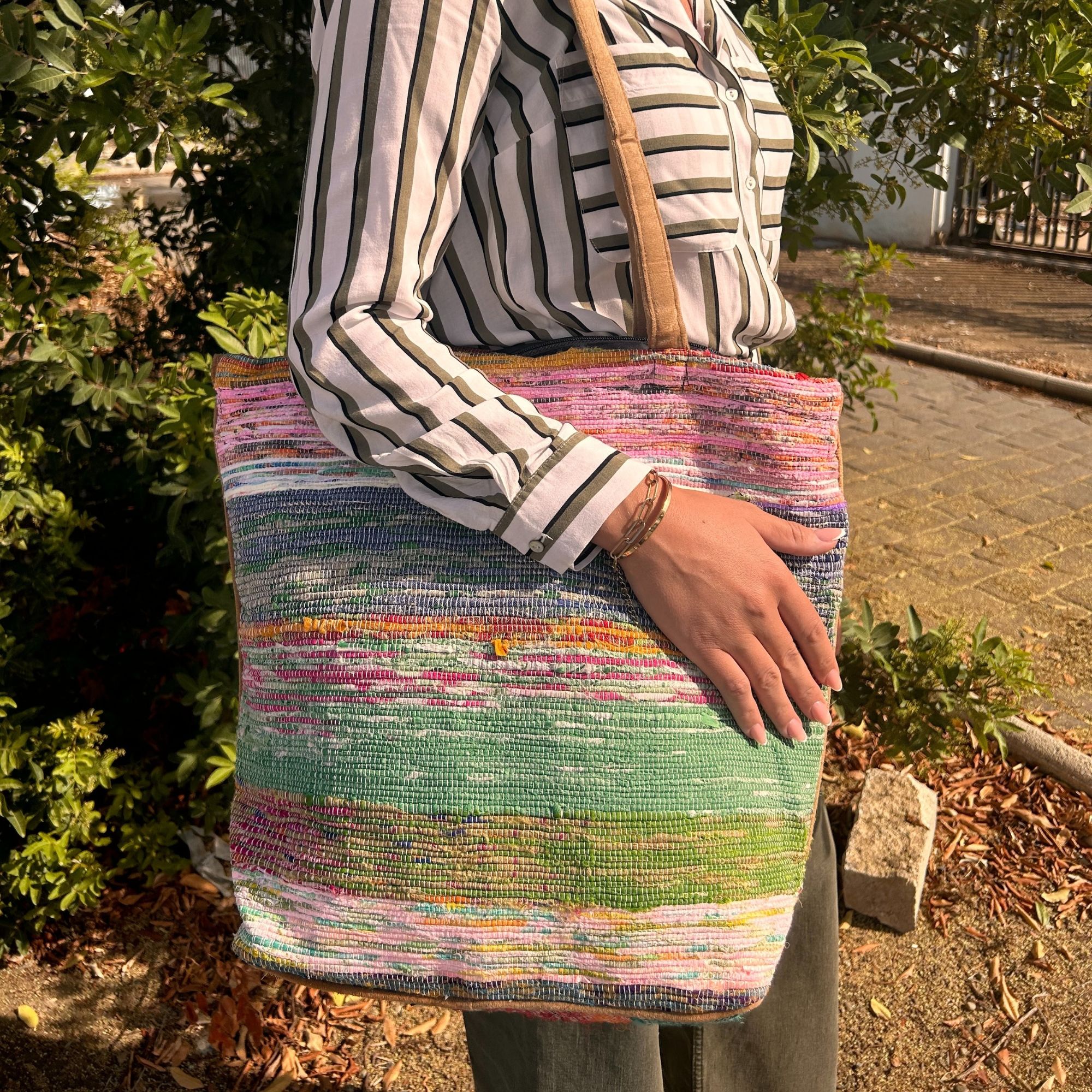 bG9jYWw6Ly9tZWRpYS9IUi9FQy82MFIzMEMxRzZXVDNFQ0hSL2ExMjIxNWJjLmpwZWc Recycled Big Rug Bag - Shades of Dusk - Image 1