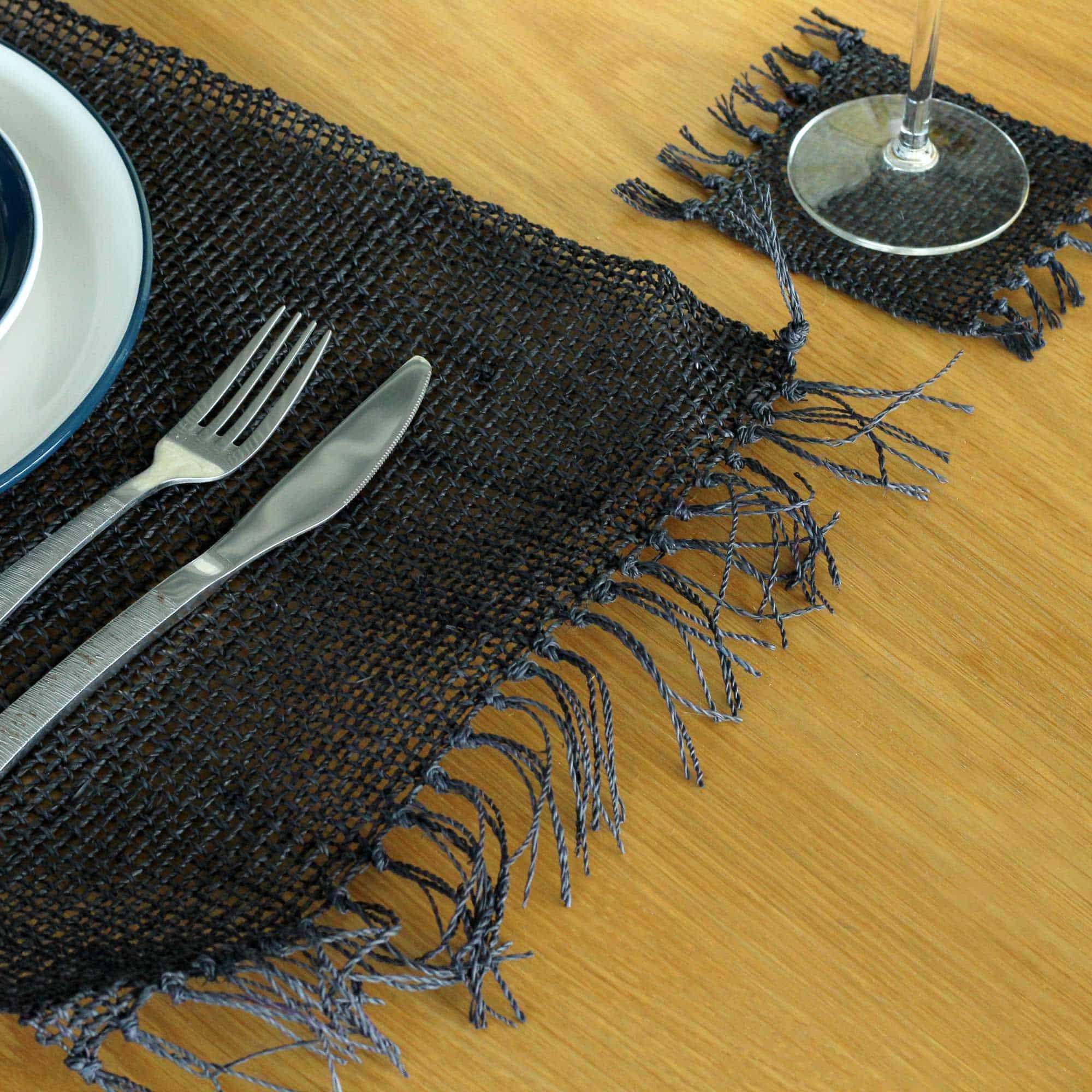 bG9jYWw6Ly9tZWRpYS9TUi9FQy82MFIzMEMxRzZXU0tFQ1NSLzczNWE0ODFkLmpwZWc Seagrass Fringe Natural Placemat - Black - Image 1
